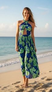 Details des Neckholder-Ausschnitts und Cut-outs an diesem floralen Tropen-Strandkleid
