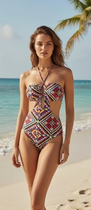 Detail eines Monokinis mit Ethno-Muster, Neckholder-Design und Taillenausschnitten