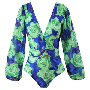 Floral bedruckter Langarm-Badeanzug mit blau-grünen Rosen und Gürtel mit Goldkette