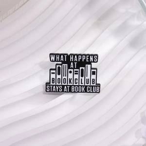 Broche en émail noir et blanc minimaliste avec slogan créatif pour club de lecture
