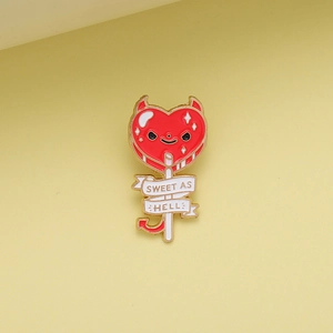 Spilla smaltata lecca-lecca cuore diavolo con scritta Sweet As Hell e corna d'oro