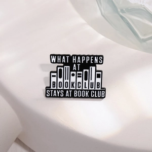 Broche en émail noir et blanc pour club de lecture avec slogan humoristique
