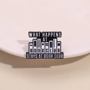Broche en émail noir et blanc pour club de lecture avec texte anglais sur assiette