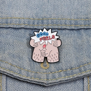 Grappige Good Feels emaille pin op een blauw spijkerjasje met een cartoon ontwerp
