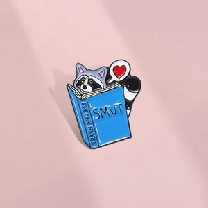 Insolite Raton Laveur Lisant un Livre Émail Pin Smut Trash And Ass Alliage Broche Pin de Revers pour Sac à Dos Vêtements Bijoux