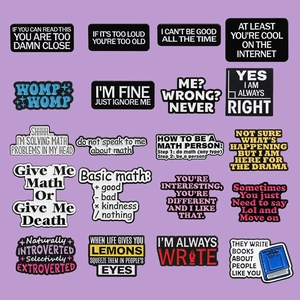 Lot de 20 broches en émail aux slogans anglais humoristiques sur fond violet