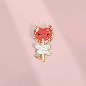 Spilla in Smalto a Forma di Lecca Lecca Cuore Diavolo Simpatico Slogan Sweet As Hell Distintivo per Vestiti Borse