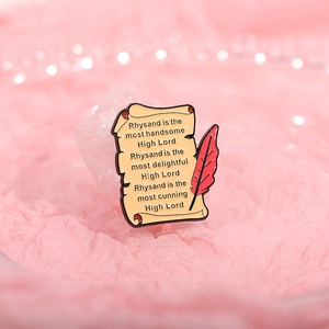 Épingle émaillée en forme de parchemin avec texte Rhysand High Lord sur fond rose