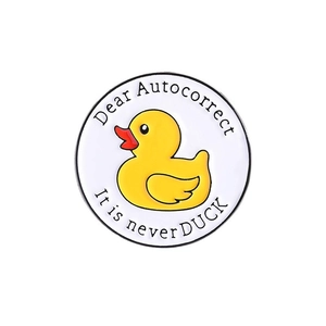 Καρφίτσα σμάλτου με παπάκι και φράση Dear Autocorrect It Is Never Duck χιουμοριστική