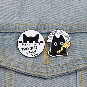 Lustige schwarze Katze Emaille-Pins mit Humor-Text auf einer blauen Jeansjacke
