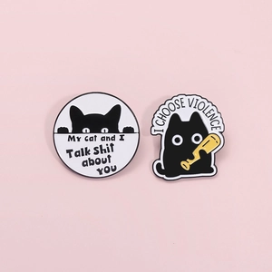 Lustige schwarze Katzen-Emaille-Anstecknadeln mit Text auf rosa Hintergrund