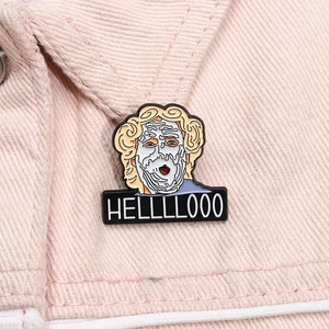 Détail macro du pin's émaillé Mrs. Doubtfire avec texte HELLLLOOO sur veste rose