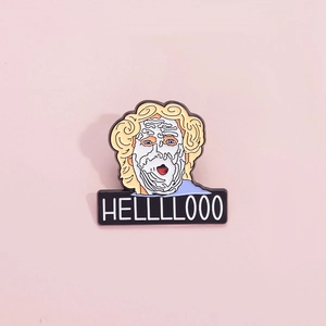 Badge créatif en émail représentant une figure artistique avec texte HELLLLOOO et crème