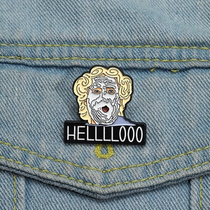 Détail du pin's émaillé Mrs. Doubtfire avec texte HELLLLOOO sur fond de tissu en denim