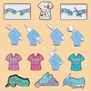 Set di spille smaltate mediche con divise blu, siringhe e design di stetoscopi