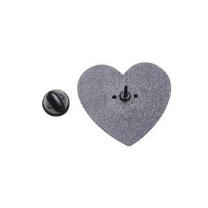 Vue macro du dos d'un pin's coeur en émail noir mat avec son fermoir en caoutchouc