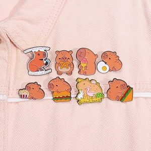 Acht Cartoon-Wasserschwein-Emaille-Pins an einer rosa Jeansjacke mit süßen Details