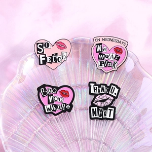 Lot de 4 épingles en émail rose avec motifs cœur, lèvres et slogans de mode sur plateau