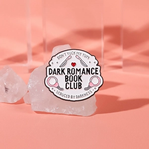 Dark Romance Book Club Emaille-Anstecker mit Handschellen und Dolch auf rundem Badge