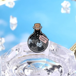 Pin's émaillé mignon chat potion de bonheur sur socle en verre et fond bleu