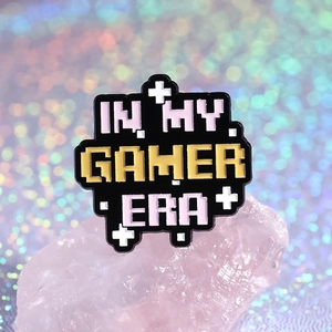 Retro-Pixel-Art-Emaille-Pin mit In My Gamer Era Text auf rosa Kristallhintergrund