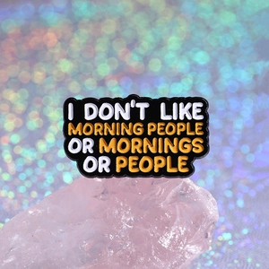 Αστεία καρφίτσα εμαγιέ με φράση I DON'T LIKE MORNING PEOPLE σε ροζ κρύσταλλο