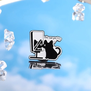 Détail du pin's chat noir en émail avec texte Who Are You et reflet sur miroir