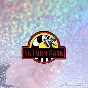 Καρφίτσα σμάλτου Saturn Park με σκουλήκι Beetlejuice σε στυλ λογότυπου Jurassic