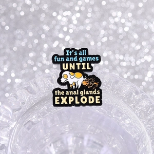 Broche en émail humoristique avec chien et slogan sur un support en cristal