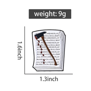 Détail du pin's émaillé avec hache et manuscrit, poids 9g et dimensions 1,6x1,3 pouces