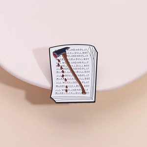 Broche en émail The Shining avec hache et texte All Work and No Play Makes Jack a Dull Boy