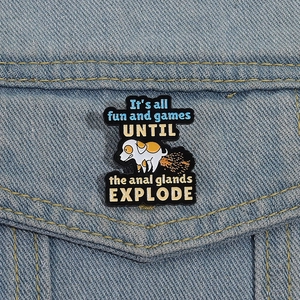Épingle en émail de chien avec slogan amusant sur une poche de veste en jean