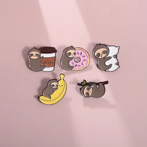 Simpatico Cartone Animato Bradipo Metallo Smalto Spilla Distintivo Divertente Animale Caffè Banana Ciambella Spille per Abbigliamento Zaino Decorazione