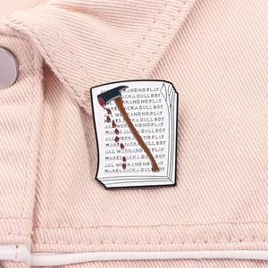 Détail du pin's The Shining avec le manuscrit de Jack et une hache sur denim rose