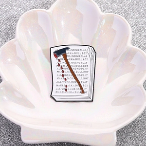 Pin's émaillé inspiré de Shining avec le manuscrit de Jack, une hache et des taches de sang