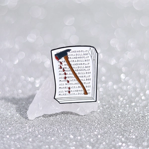 Broche en émail inspirée par Shining avec manuscrit de Jack et hache rouge sur blanc