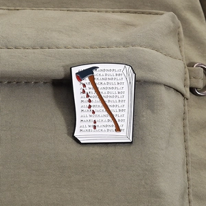 Détail du pin's Shining avec hache et manuscrit de film d'horreur sur sac en toile