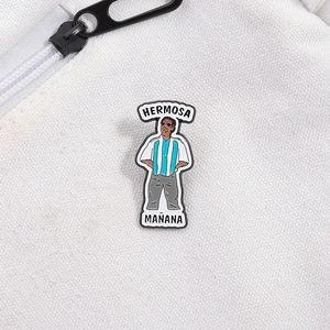 Pin's émaillé avec personnage de dessin animé et texte Hermosa Mañana sur sac