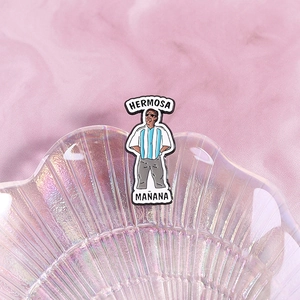 Broche émaillée de footballeur en maillot bleu et blanc avec texte Hermosa Mañana