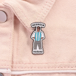 Détail d'un pin's en émail avec le mème de Guillermo Francella sur une veste en jean