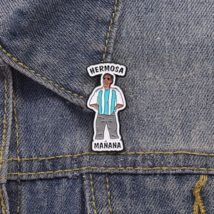 Gros plan d'un pin's émaillé avec homme barbu et texte sur tissu en jean bleu
