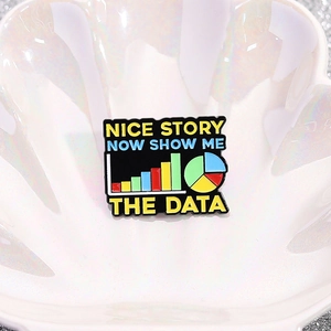 Spilla smaltata con citazione Nice Story Now Show Me The Data e grafici a colori