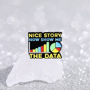 Spilla in smalto con grafici a colori e testo Nice Story Now Show Me The Data