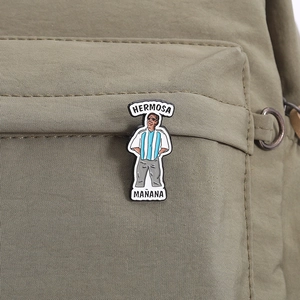 Pin's émaillé avec texte Hermosa Manana sur un sac à dos en toile verte pour la mode