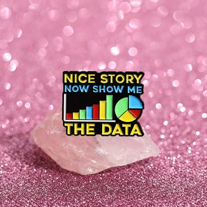 Spilla in smalto con slogan 'Show Me The Data' e grafici colorati su cristalli rosa
