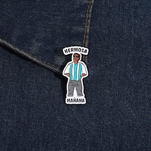 Détail du pin's en émail avec athlète de dessin animé sur fond de tissu en denim