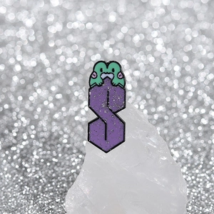 Spilla smaltata Cool S anni '90 viola glitter con rana verde su pietra minerale