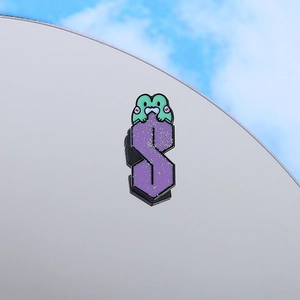 Spilla smaltata a forma di S con glitter viola e rana verde in stile retrò anni 90