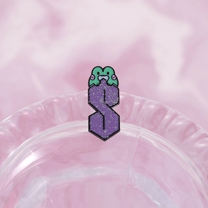 Spilla in smalto con rana verde e Cool S viola glitterato su metallo lucido e liscio