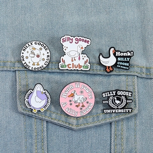 Détail de pin's en émail Silly Goose sur la poche d'une veste en jean bleu clair